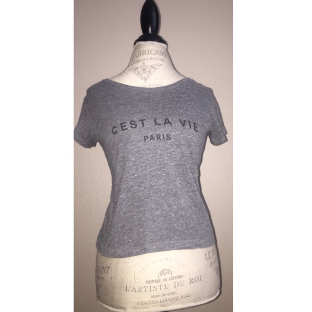 Short sleeve grey t-shirt.